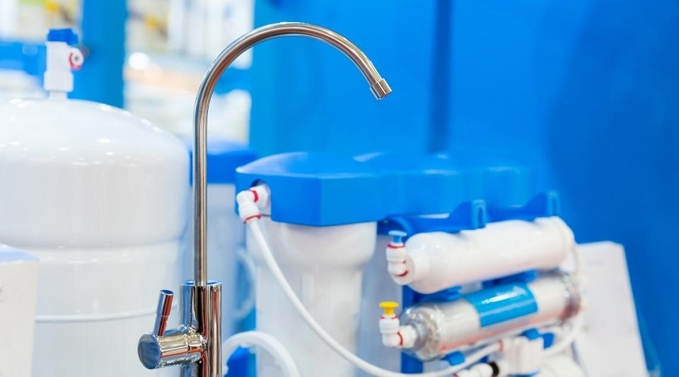 Cố định và vặn chặt các khớp nối của máy lọc nước