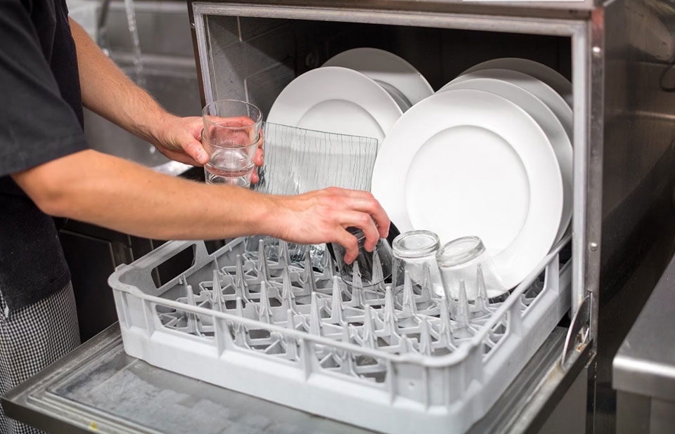 có cần tráng bát trước khi cho vào máy rửa bát 1