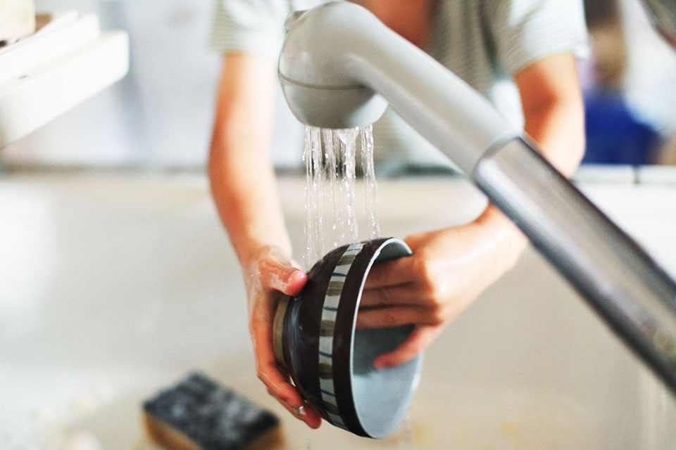 có cần tráng bát trước khi cho vào máy rửa bát 4