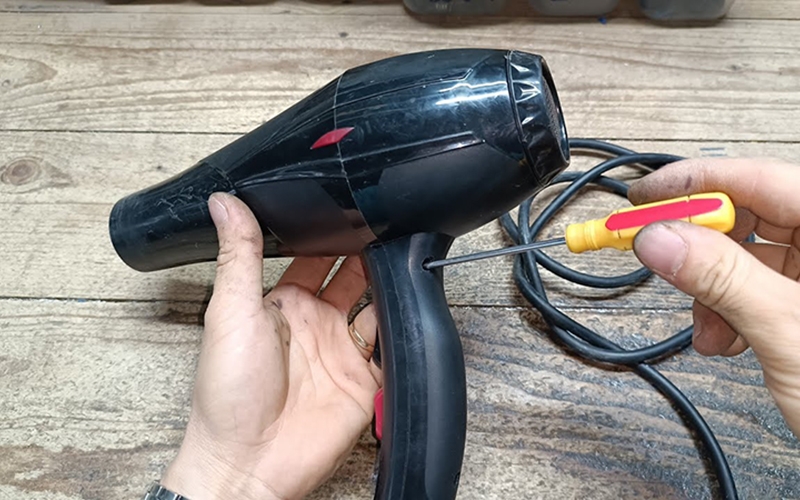 Ngăn chặn sự cố nổ máy sấy tóc (Ảnh 4)