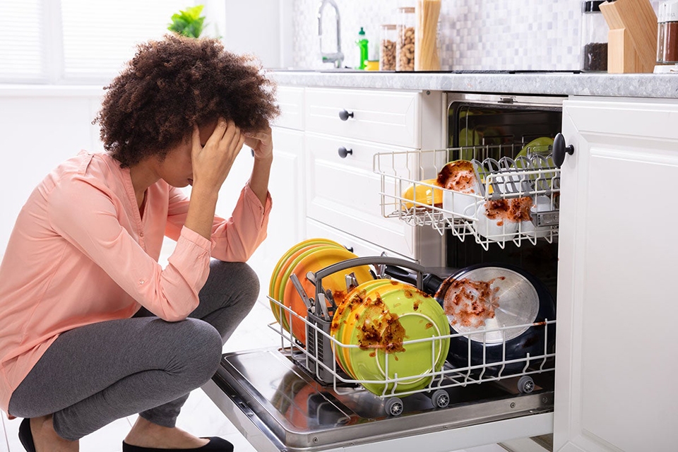 Máy rửa bát đang chạy thì mất điện 
