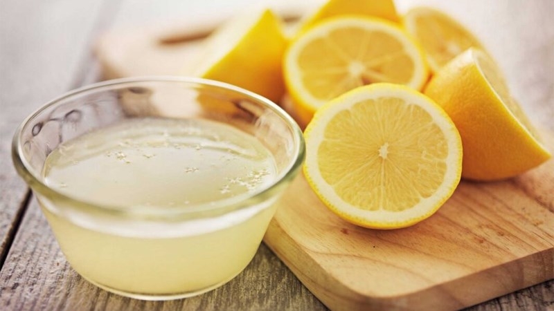 Dùng chanh vệ sinh và khử mùi bếp nướng điện