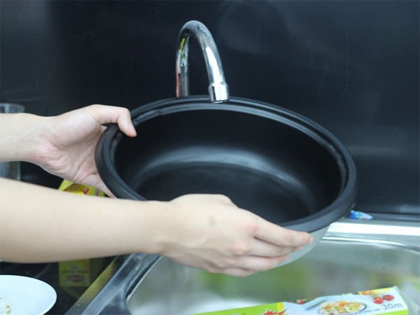 Mẹo làm sạch nồi lẩu điện mới mua bước 3