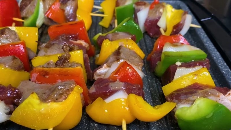 các món nướng bếp điện: Thịt bò nướng xiên rau củ thơm ngon