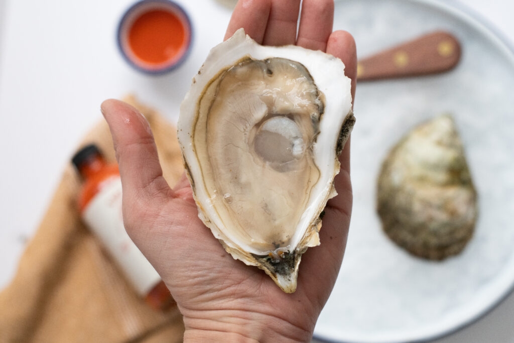 Chuẩn bị nguyên liệu làm món hàu nướng bằng lò nướng