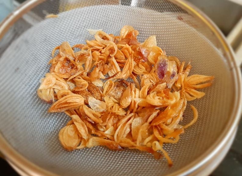 Hành tím bóc vỏ, phi thơm