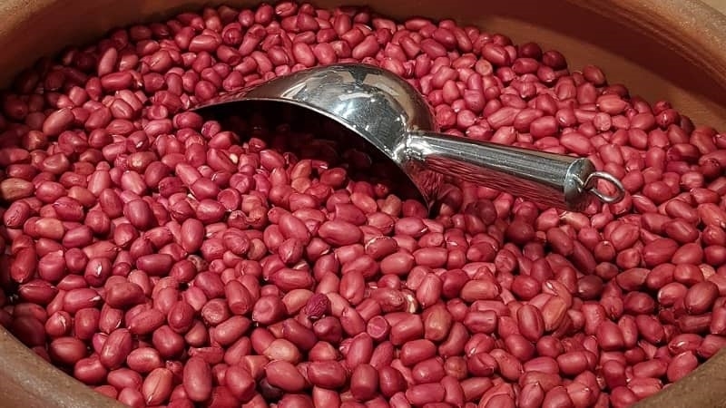 Chuẩn bị nguyên liệu và dụng cụ làm món rang lạc bằng lò nướng