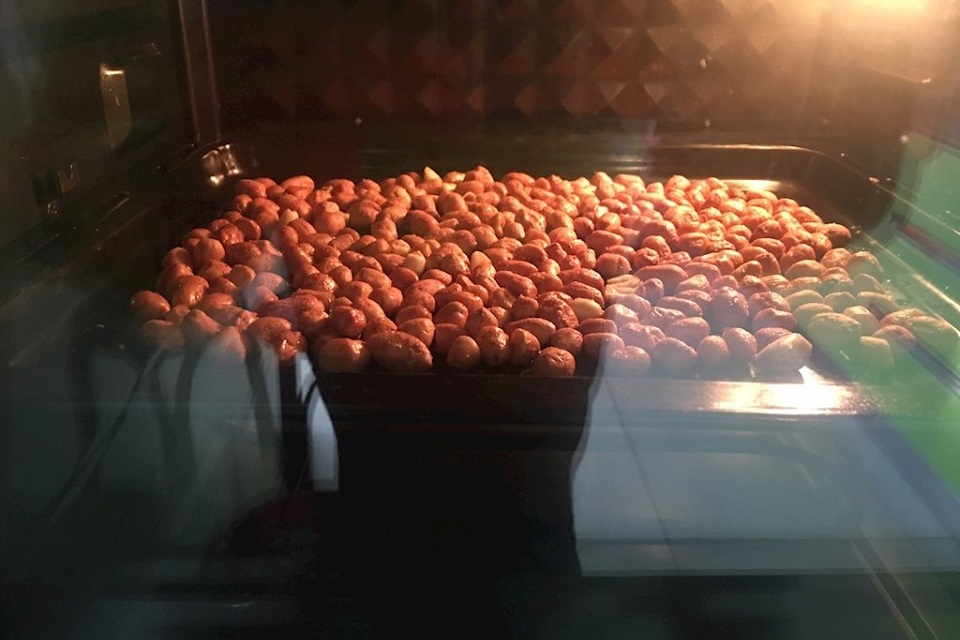 Rang lạc bằng lò nướng nhanh chóng và tiện lợi