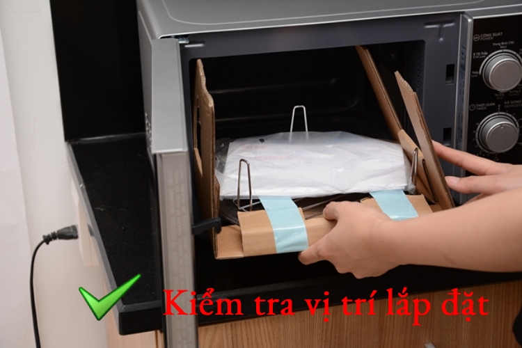 Cách sửa lỗi lò vi sóng kêu to: Kiểm tra vị trí lắp đặt sản phẩm