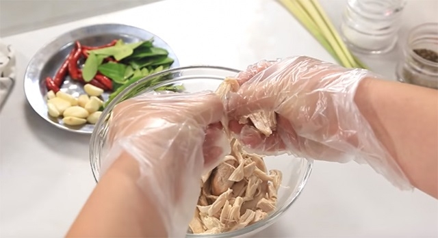 Xé ức gà bằng tay theo thớ thịt