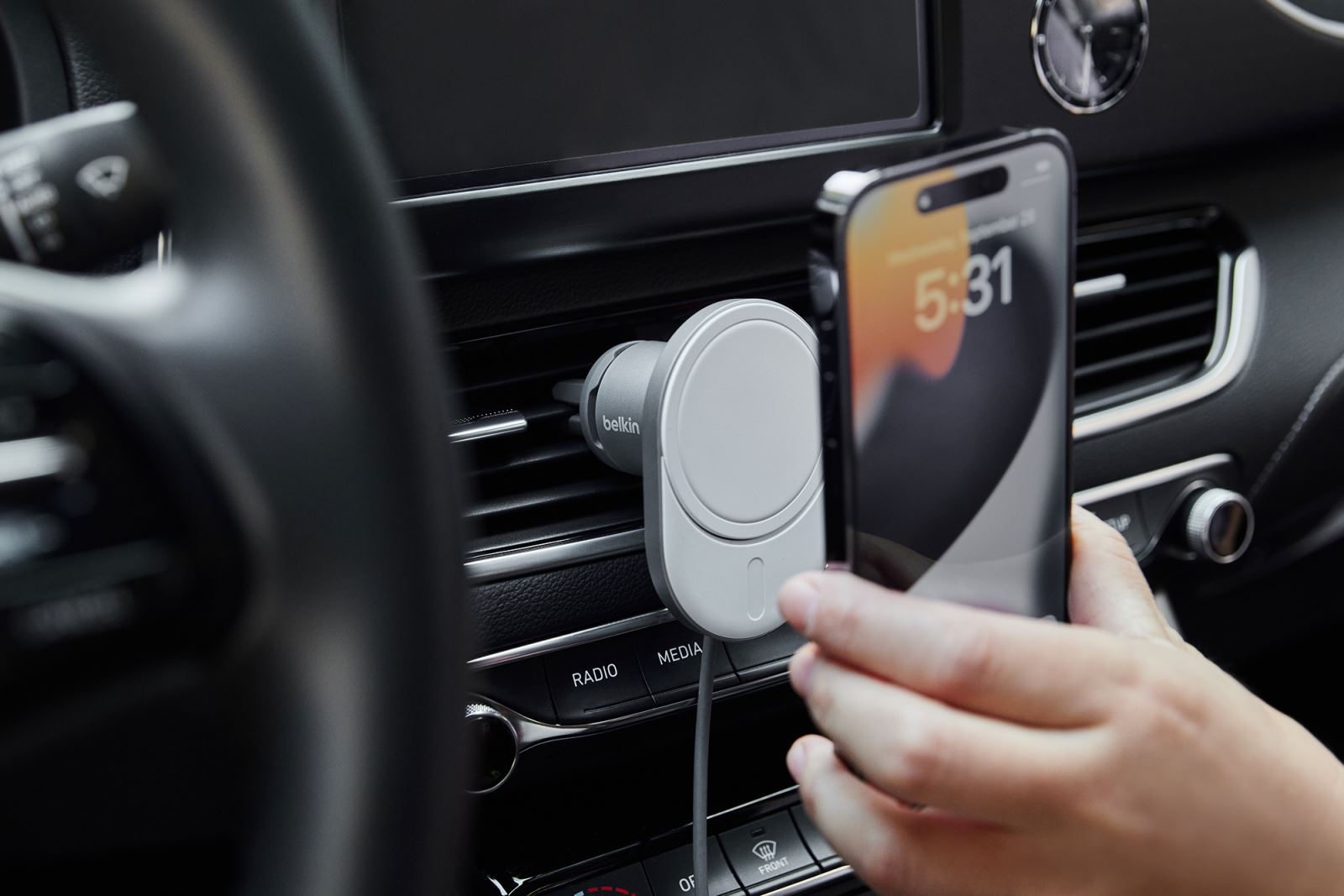Sạc không dây iPhone trên xe hơi của Belkin