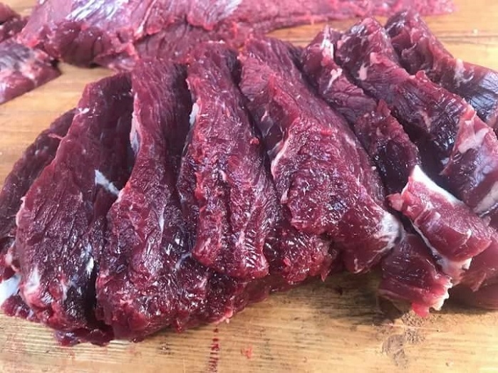 Chuẩn bị nguyên liệu làm món thịt trâu tươi