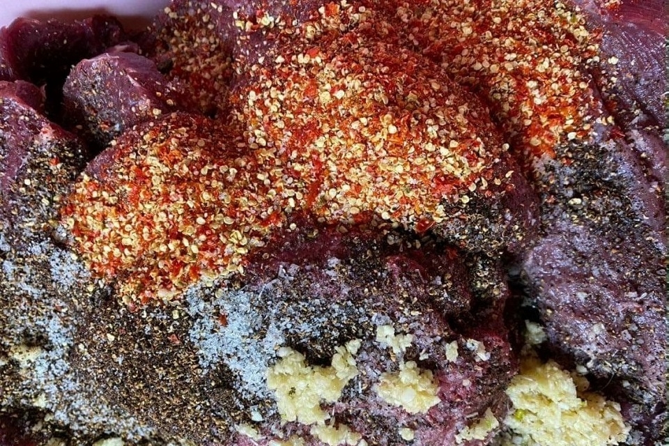 Tẩm ướp thịt trâu gác bếp