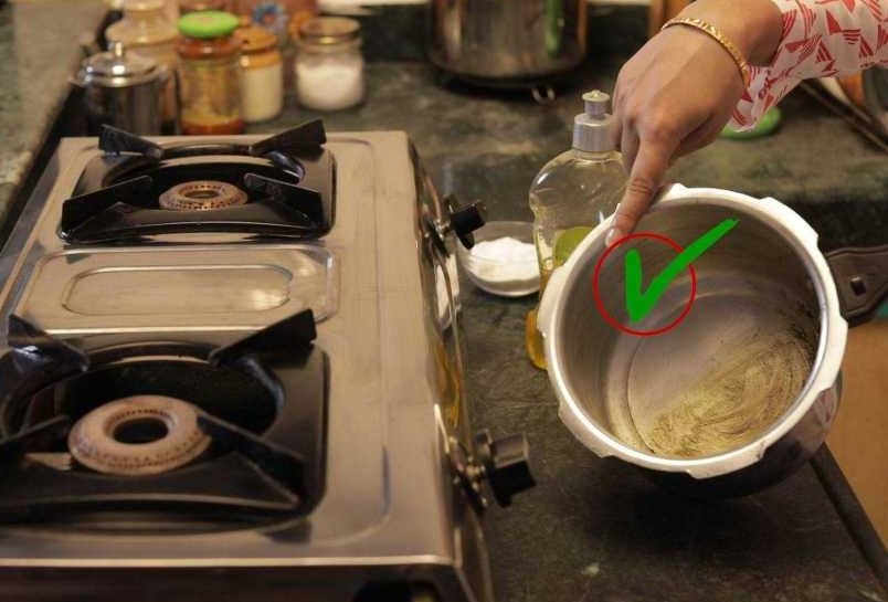 Cách vệ sinh lòng nồi cơm điện bị cháy (Ảnh 3)