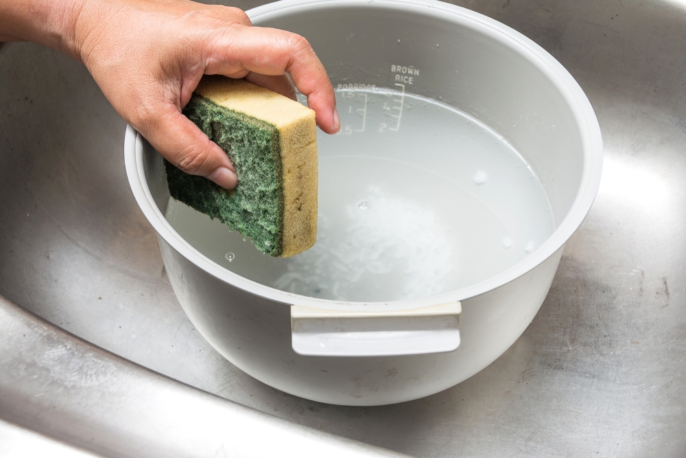 Cách vệ sinh lòng nồi cơm điện bị cháy (Ảnh 4)