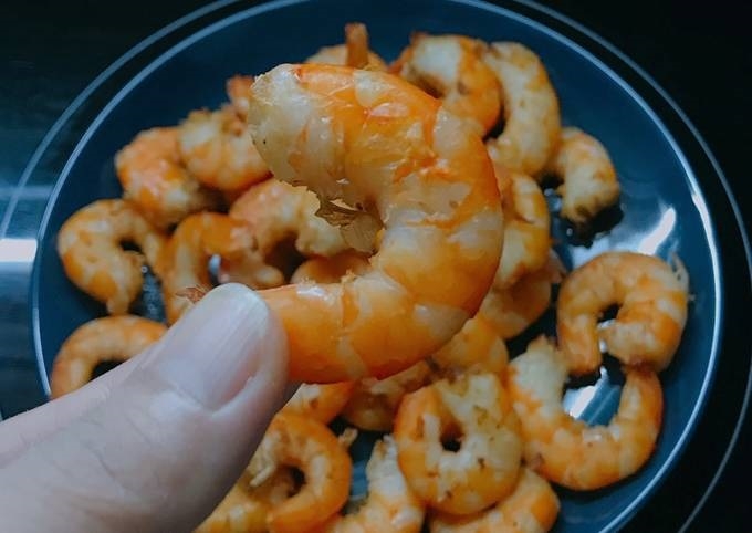 Lột vỏ tôm chuẩn bị cho công đoạn sấy khô