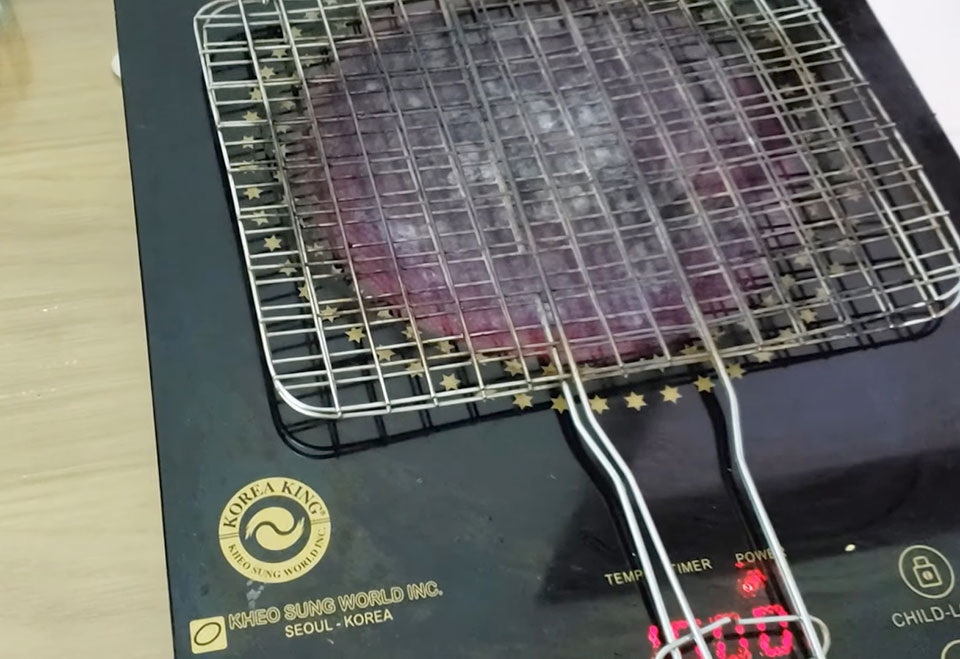 Cách nướng mực khô bằng bếp điện bước 2