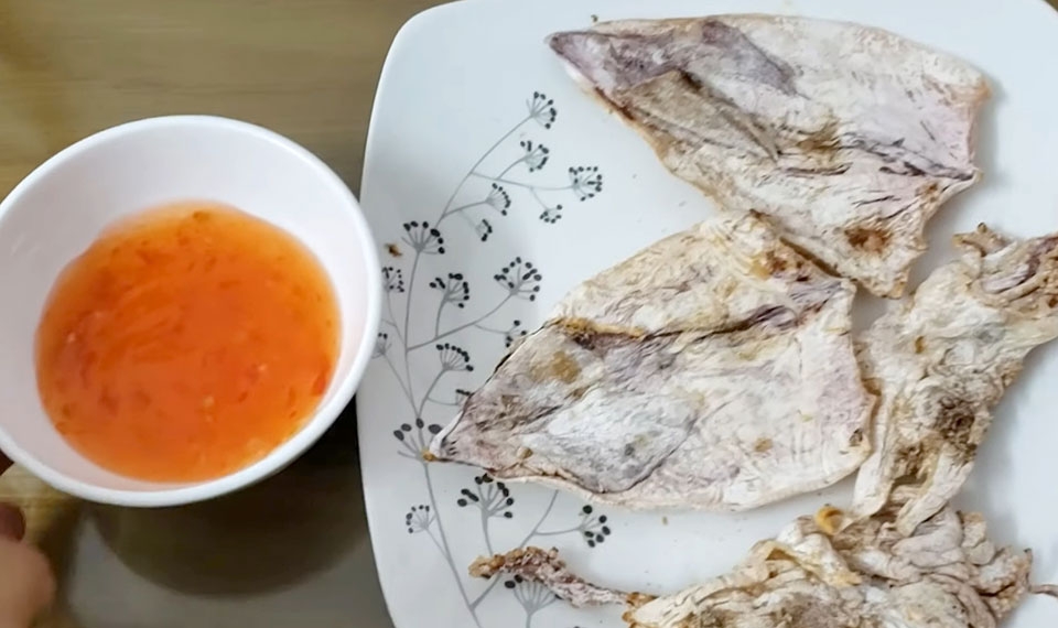 Cách nướng mực khô bằng bếp điện khá đơn giản