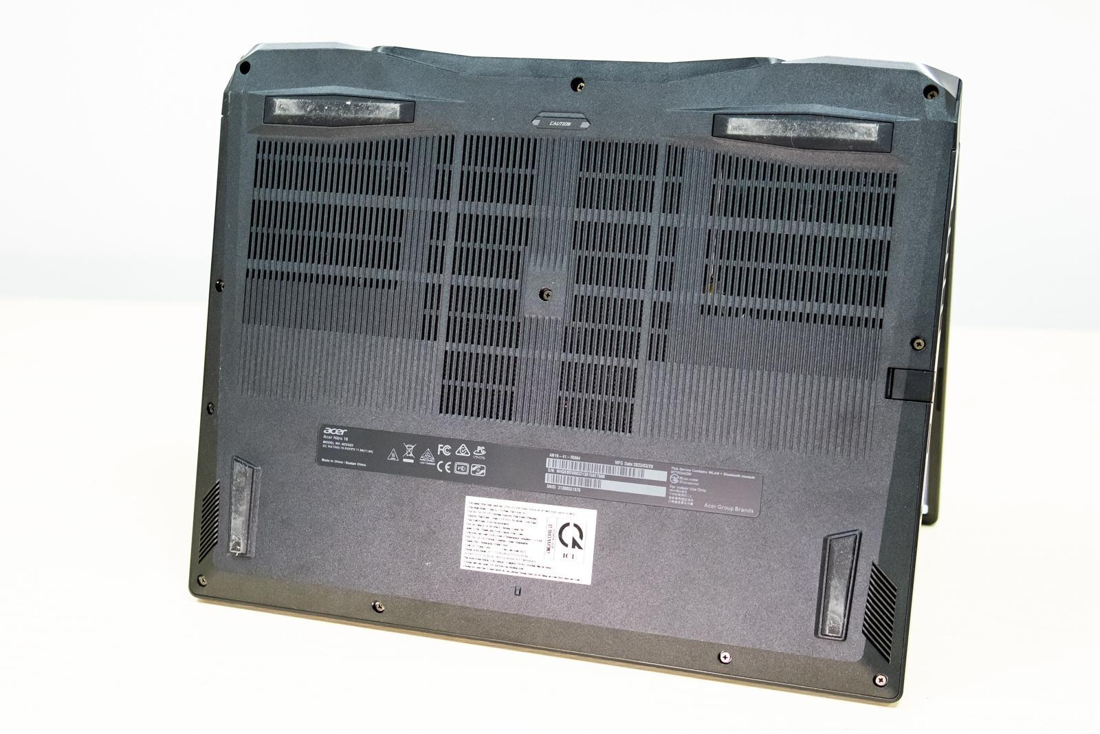 Đây có lẽ là một hướng đi mới cho dòng laptop gaming nhà Acer khi hãng đã chú trọng hơn tới trải nghiệm hình ảnh của game thủ. Nếu xét ngược về các dòng laptop gaming cùng phân khúc trước đây, sẽ rất khó để tìm ra một sản phẩm với công nghệ phủ màu 100% sRGB như Acer Nitro 17 Phoenix. Acer cũng không quên trang bị cho Nitro 17 Phoenix hệ thống tản nhiệt “đồ sộ” bậc nhất hiện nay. Với 2 quạt tản nhiệt, 2 cổng hút gió trên/dưới, 4 cổng thoát nhiệt và gel kim loại lỏng trên CPU… máy luôn giữ mức nhiệt độ ổn định, mát khi chơi game liên tục trong nhiều tiếng đồng hồ. Nếu muốn tăng khả năng tản nhiệt cũng như kiểm soát chế độ đèn, bạn có thể bật công cụ NitroSense độc quyền.