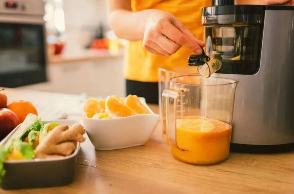cách ép hoa quả bằng máy ép chậm