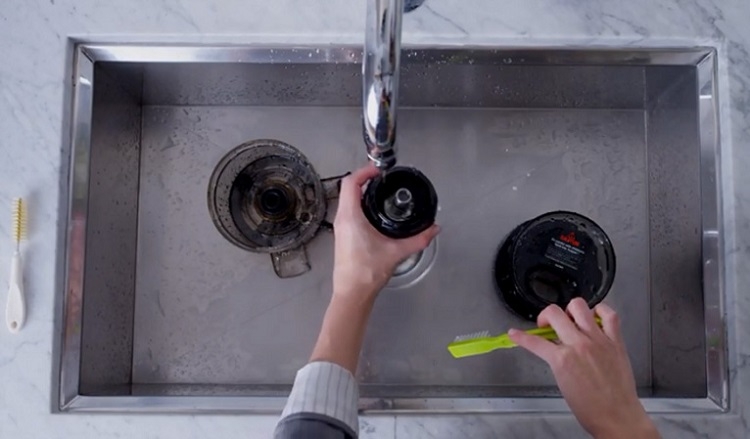 Vệ sinh sạch các bộ phận của máy