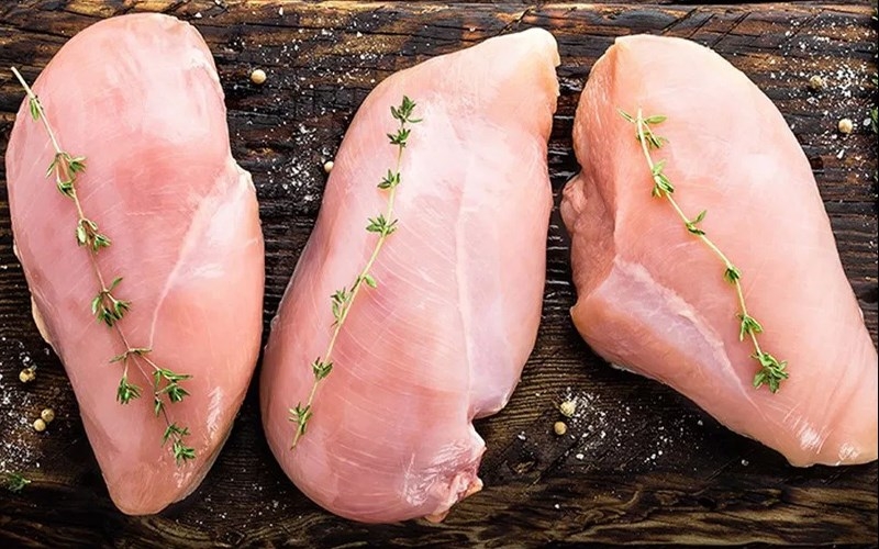 Nên chọn ức gà tươi, không bị bở để món ăn thơm ngon chuẩn vị