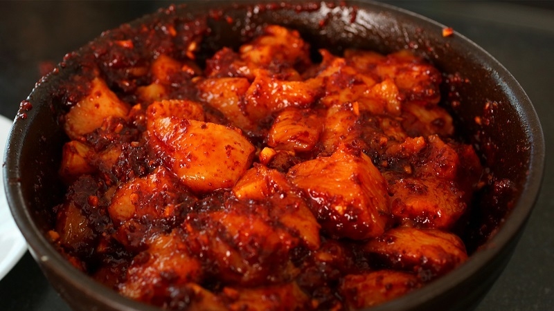 Xào gà và bánh gạo trong chảo dầu nóng