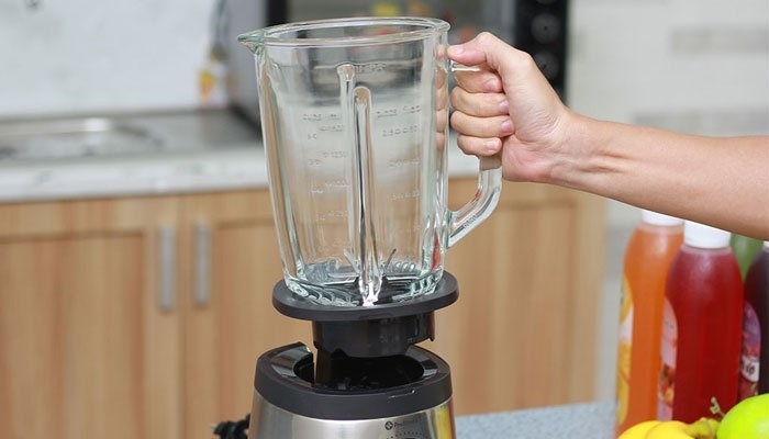 Máy xay sinh tố bị bốc khói vì lưỡi dao kẹt