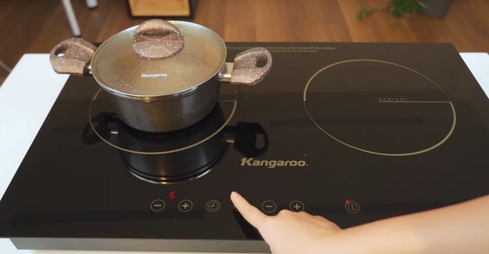 Bảng điều khiển cảm ứng cùng nhiều tính năng an toàn được tích hợp trên bếp từ kết hợp hồng ngoại Kangaroo