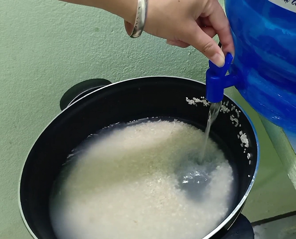 Cách nấu cơm bằng nồi lẩu điện - Ảnh 03