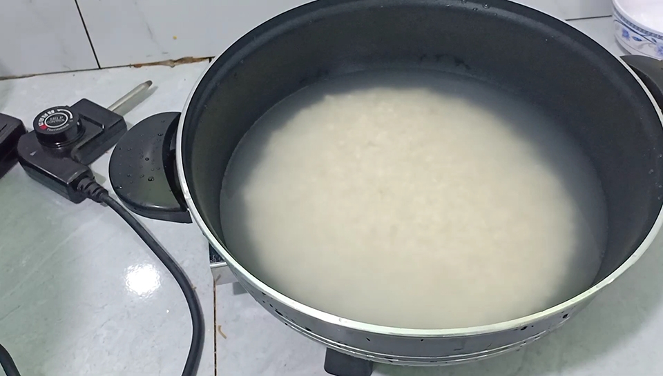 Cách nấu cơm bằng nồi lẩu điện - Ảnh 04