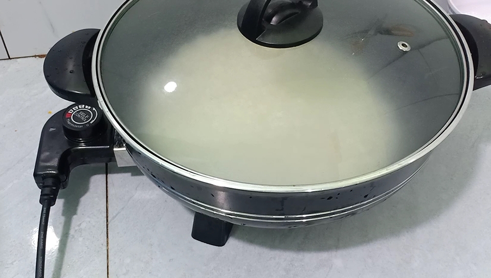 Cách nấu cơm bằng nồi lẩu điện - Ảnh 06