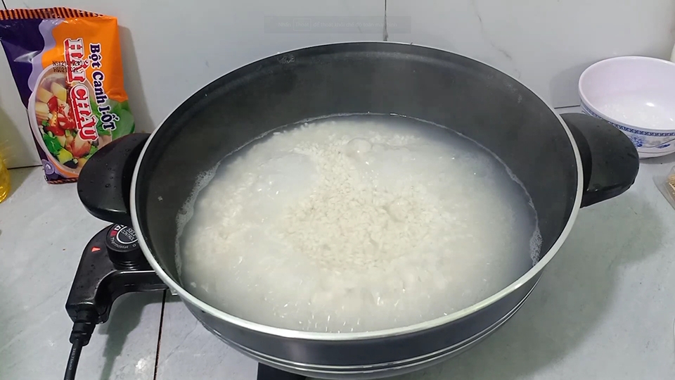 Cách nấu cơm bằng nồi lẩu điện - Ảnh 07