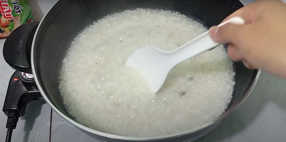 Cách nấu cơm bằng nồi lẩu điện - Ảnh 08