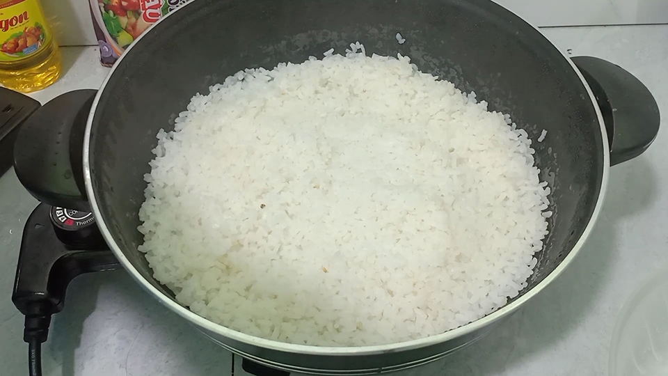 Cách nấu cơm bằng nồi lẩu điện - Ảnh 01