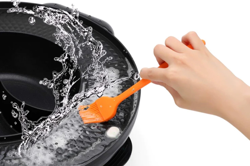 Vệ sinh sạch sẽ nồi lẩu điện