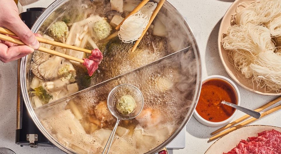 Thêm gia vị và nguyên liệu vào nồi