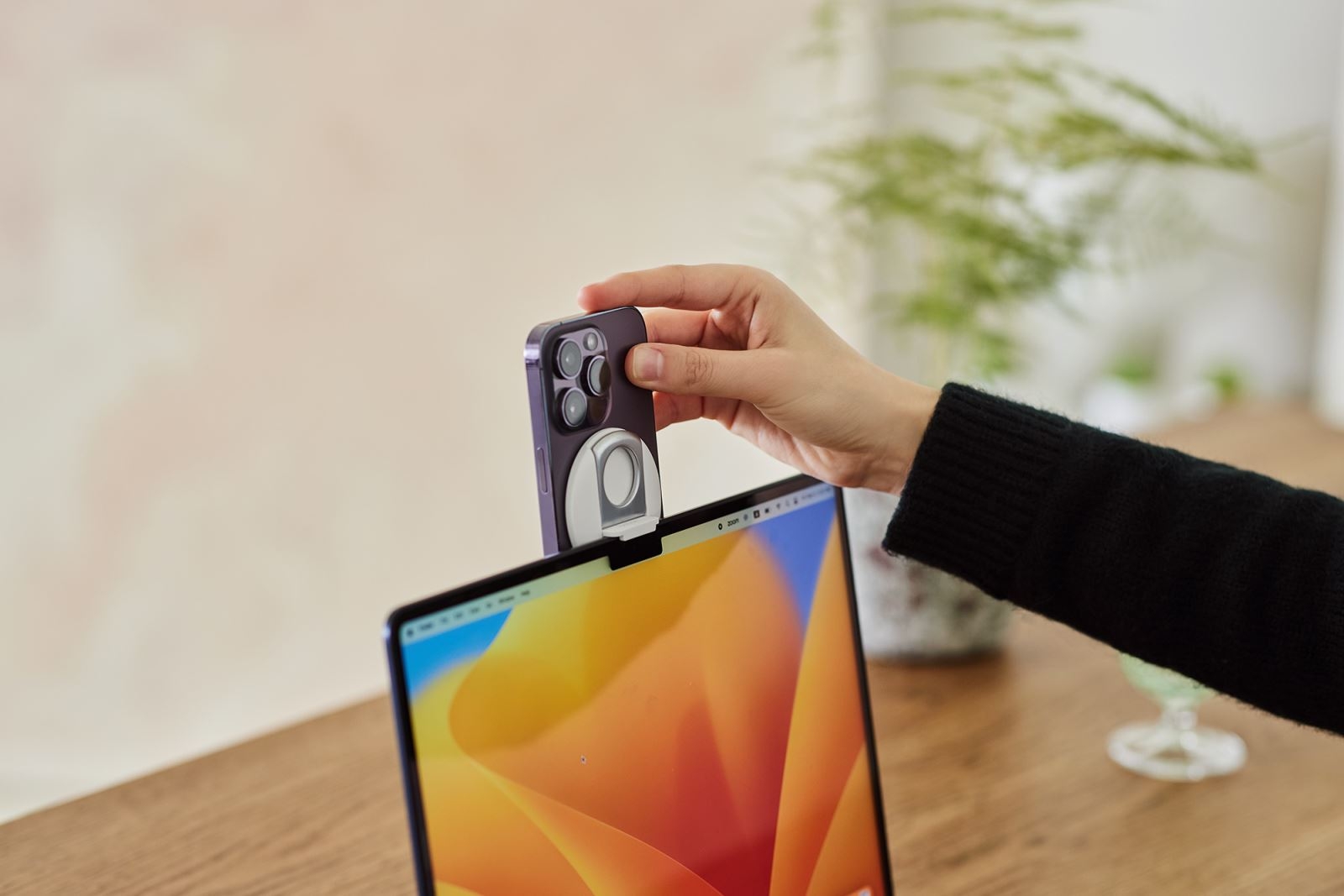 Biến iPhone thành webcam MacBook nhờ giá đỡ tiện lợi