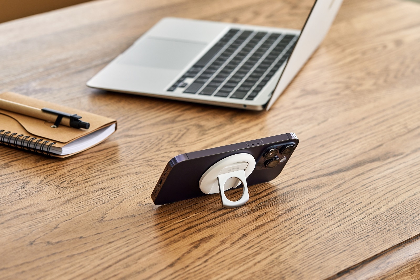 Biến iPhone thành webcam MacBook nhờ giá đỡ tiện lợi