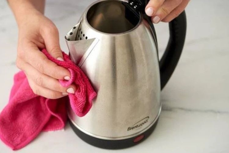 Cách sử dụng ấm siêu tốc đúng: Thường xuyên vệ sinh ấm siêu tốc