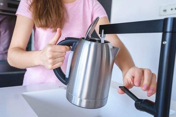 Cách sử dụng ấm siêu tốc đúng: Đun lượng nước tương thích với dung tích ấm