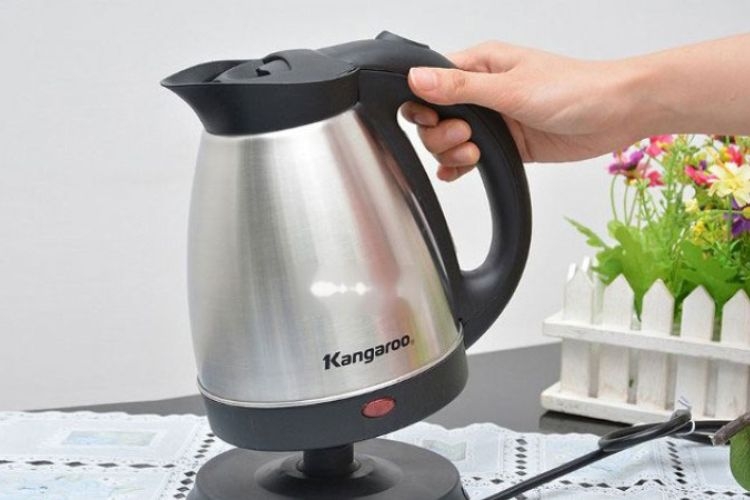 Cách sử dụng ấm siêu tốc đúng: Lau khô đế bình trước khi cắm điện