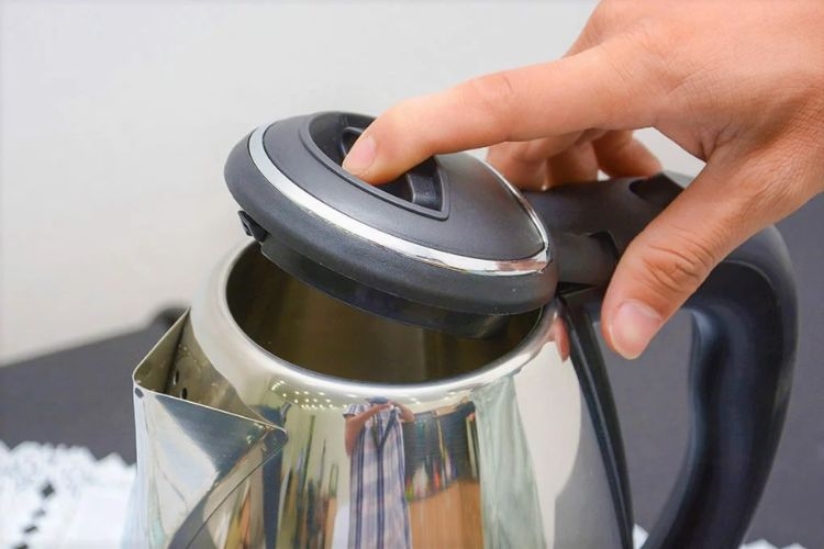 Cách sử dụng ấm siêu tốc đúng: Không mở nắp khi ấm đang hoạt động