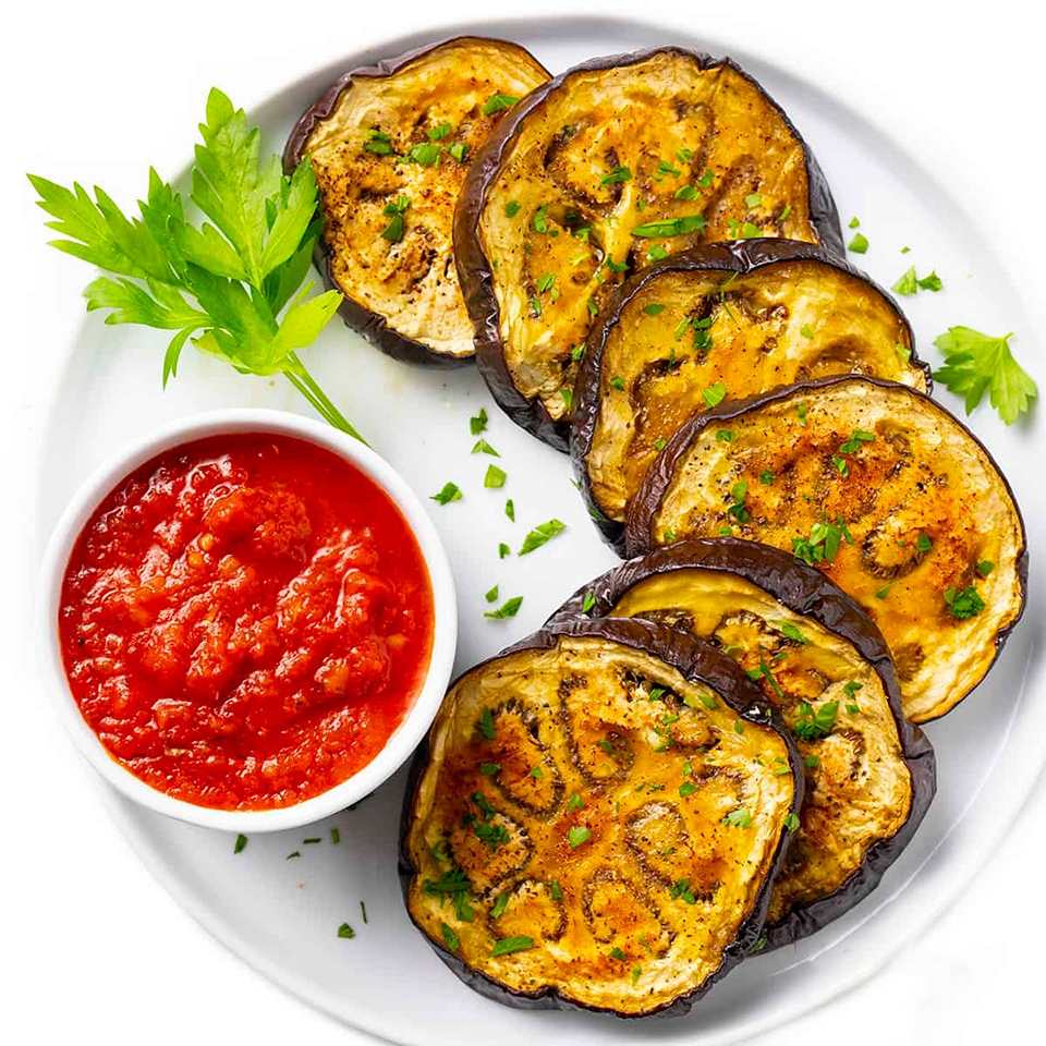 Cắt cà tím thành những lát tròn để thấm đều gia vị