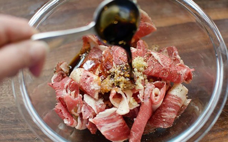 Mách bạn cách nướng thịt bằng nồi lẩu điện (Ảnh 2)