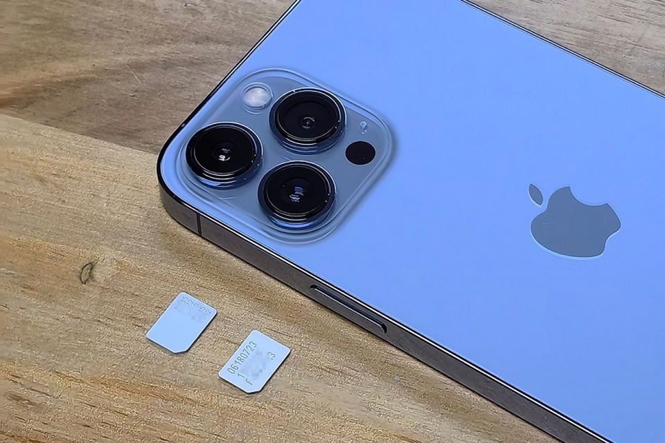 iPhone 15 không có khe SIM vật lý - Ảnh 05