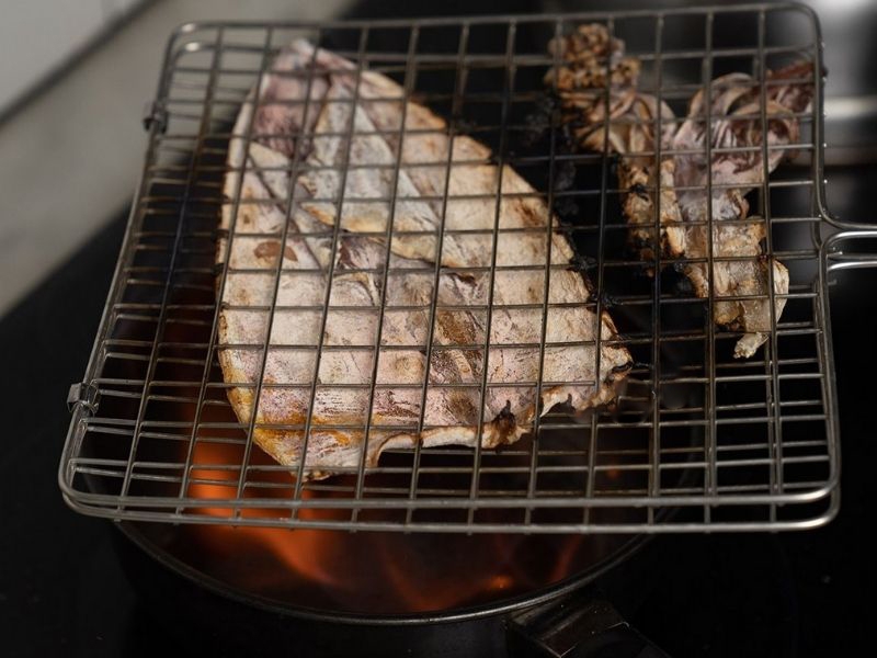 Cách nướng mực khô bằng bếp ga (Ảnh 5)