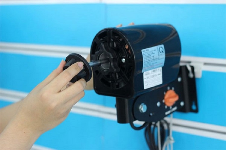 Cách lắp quạt treo tường bước 2