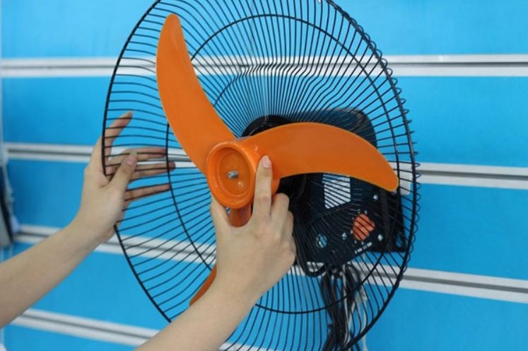 Cách lắp quạt treo tường bước 3