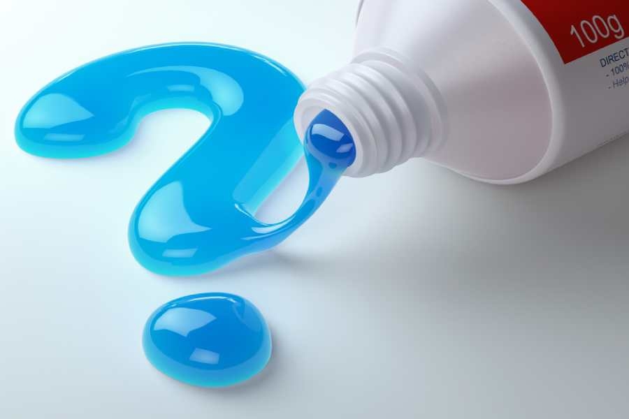 Loại bỏ cặn canxi bằng kem đánh răng